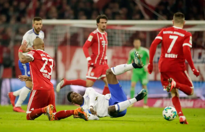 国际比赛日突围战来临，拜仁慕尼黑围绕荷甲伤情更新，质疑声仍在，团队化学反应显著的简单介绍